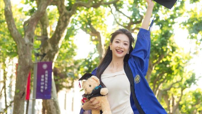 冯琳复旦毕业！穿杏色缎面裙，戴珍珠耳钉，优雅到骨子里