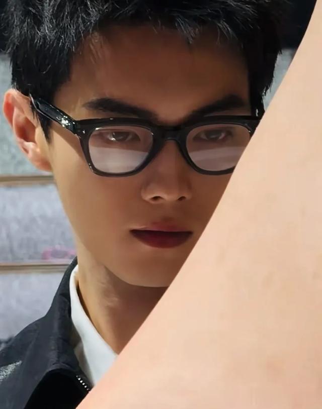 许凯健身后形象大转变：油头粉面不再，清爽硬朗气质不输肖战