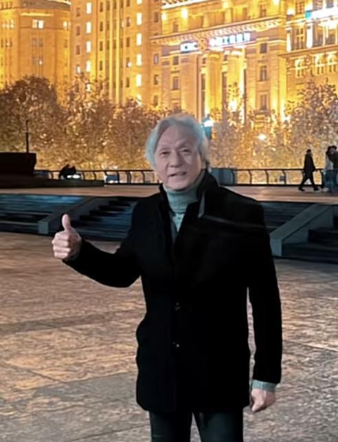 68岁崩牙驹爱将猛鬼添去世，娇妻悲痛悼念，双胞胎女儿很漂亮