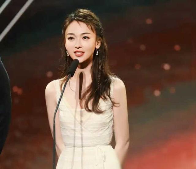 被央视怒批仍不悔改,出门带6个助理30个保镖,网友:你是个啥