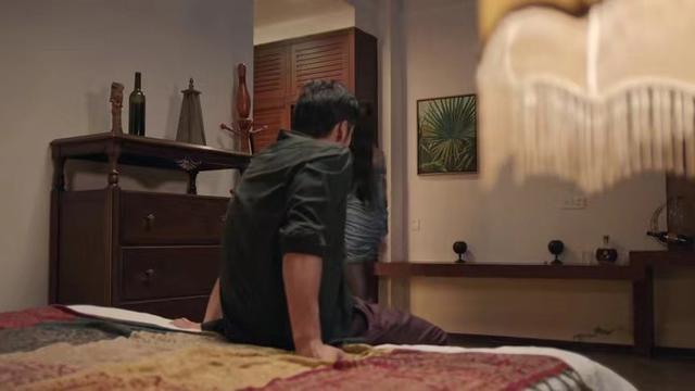 《猎冰》陪酒女腹部赘肉抢镜被吐槽，网友：没去过夜总会就别乱说