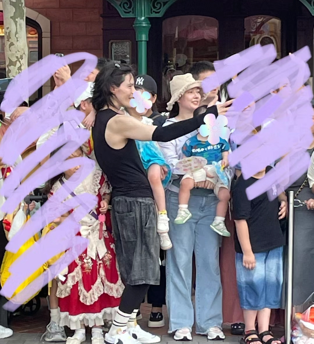 郭碧婷携爸爸在大理被偶遇，试戴路边廉价首饰，吃路边摊好接地气