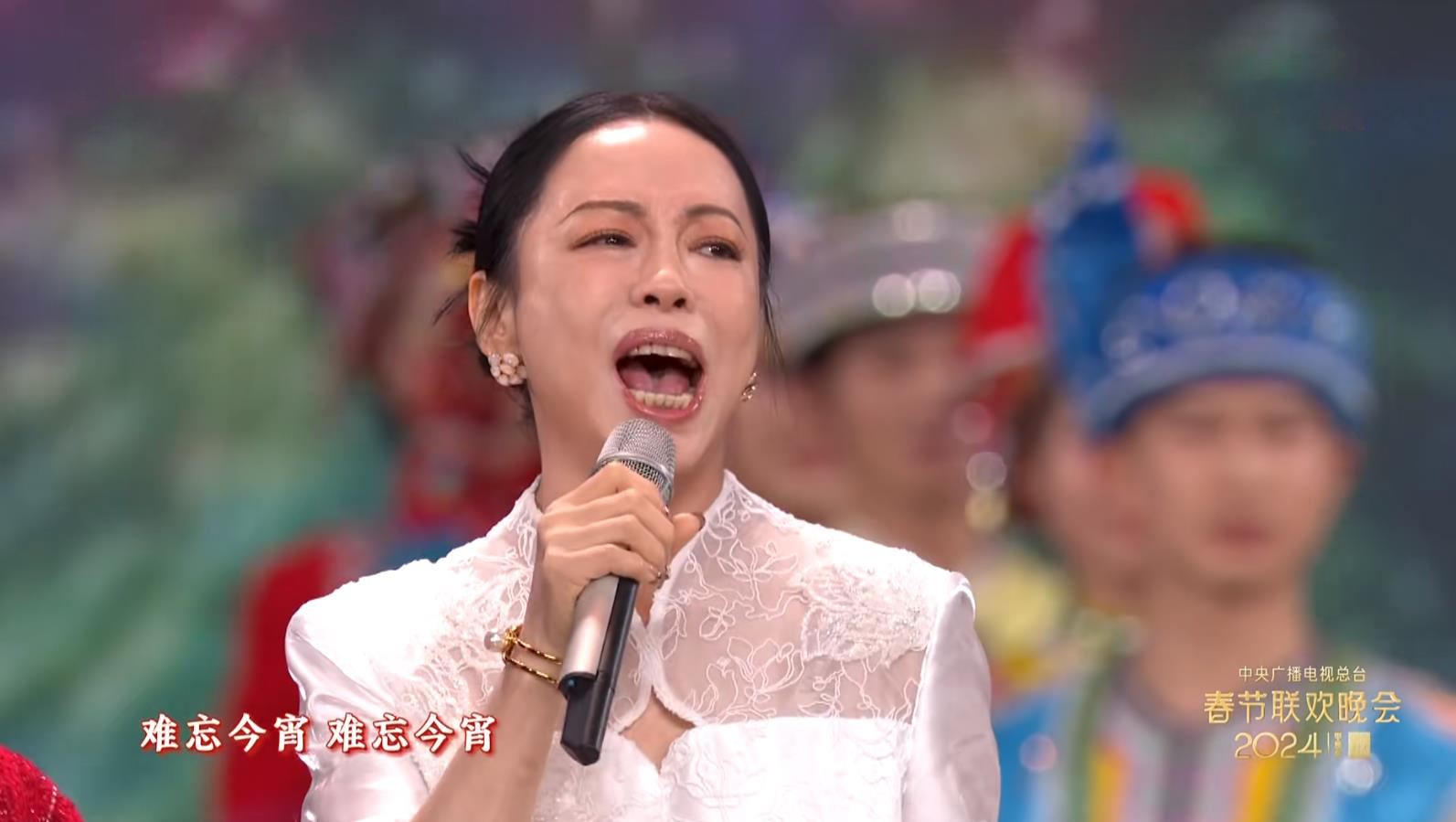 难忘今宵|春晚演唱《难忘今宵》翻车，保持沉默的黄绮珊早已回应过了一切！