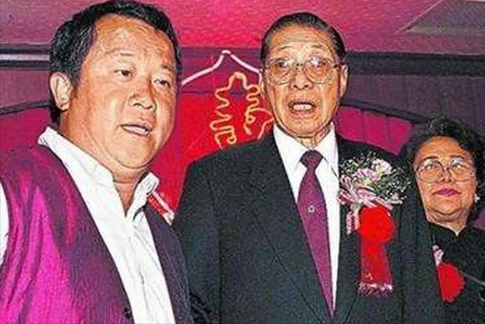 曾志伟和好友遗孀逛街被拍神情紧张,互相陪伴多年,关系引猜测