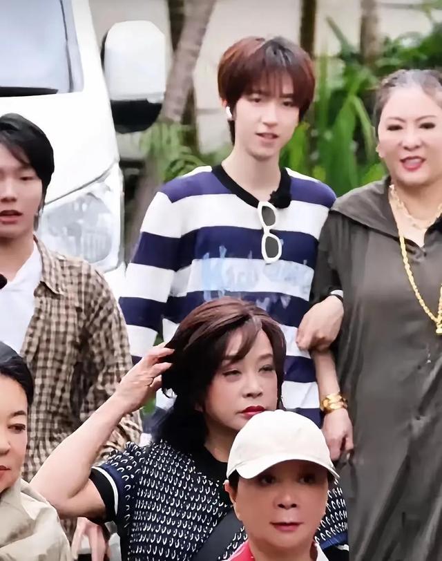 向太在节目上失误,假发套后移头顶秃了一大块,面无表情太可怕