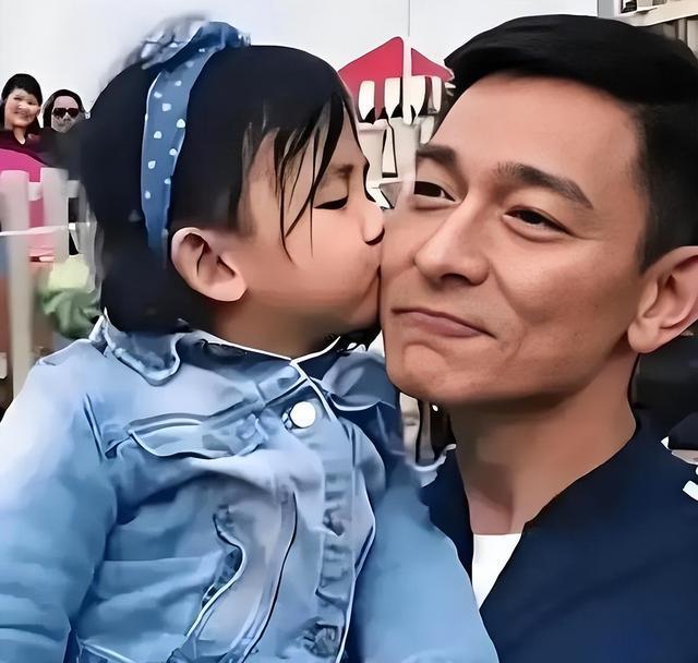 刘德华12岁女儿近照曝光,被低调富养,11岁办画展,如今长这样