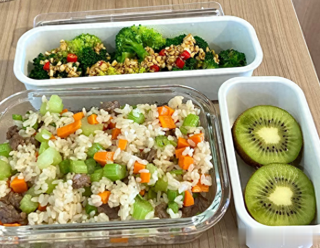 浙江女子带饭上班，同事议论不已，老板坦言：再带饭就别干了