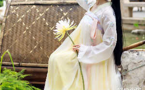 凭什么隔壁家的小姑娘吃喝不愁，我就只能寄人篱下，一天三顿啃咸菜！咸菜还得我自己腌！