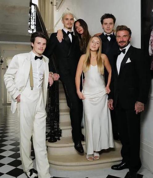 贝克汉姆为跟大布团聚，一家在迈阿密5. 8亿豪宅过节，小七站C位