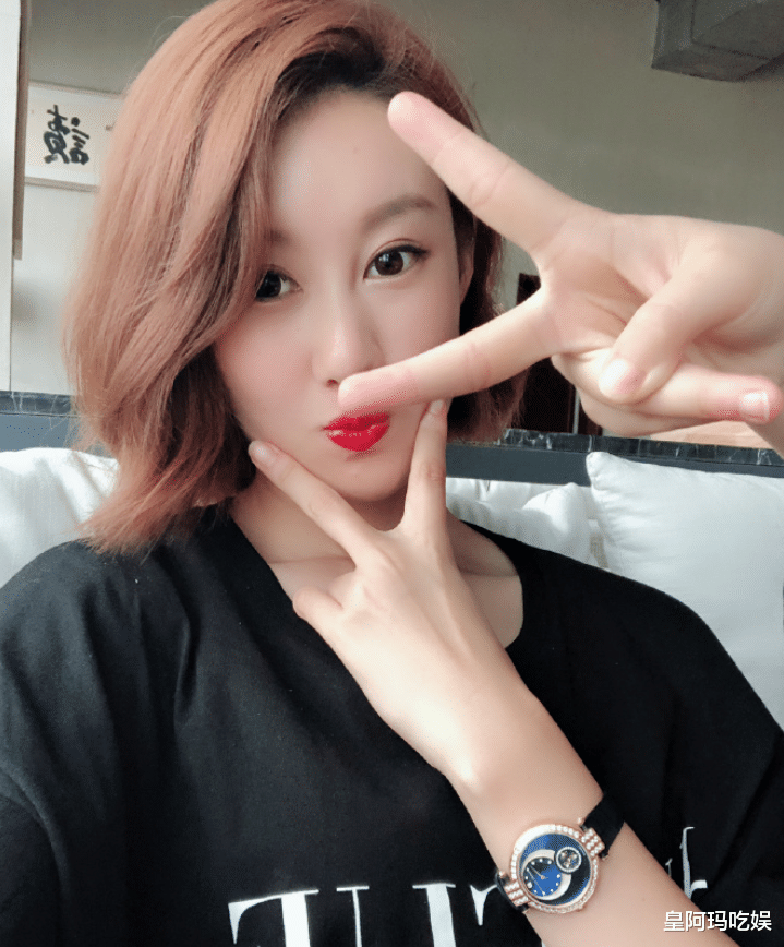 王宝强与高个子女友低调亮相,女友冯清1米78穿搭时髦,比马蓉强太多