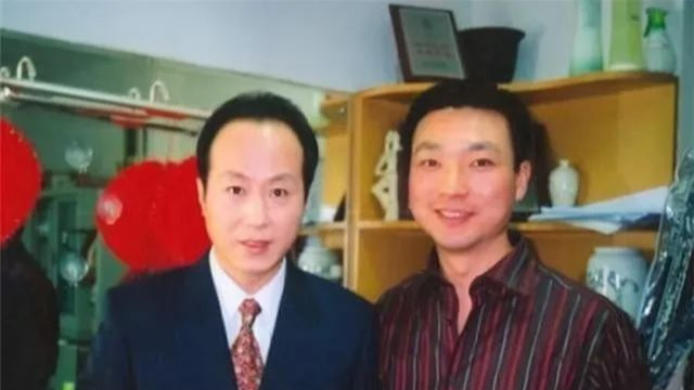 “央视一哥”去世：当初哭到昏厥的妻子却改嫁豪门，如今25岁儿子啥样？