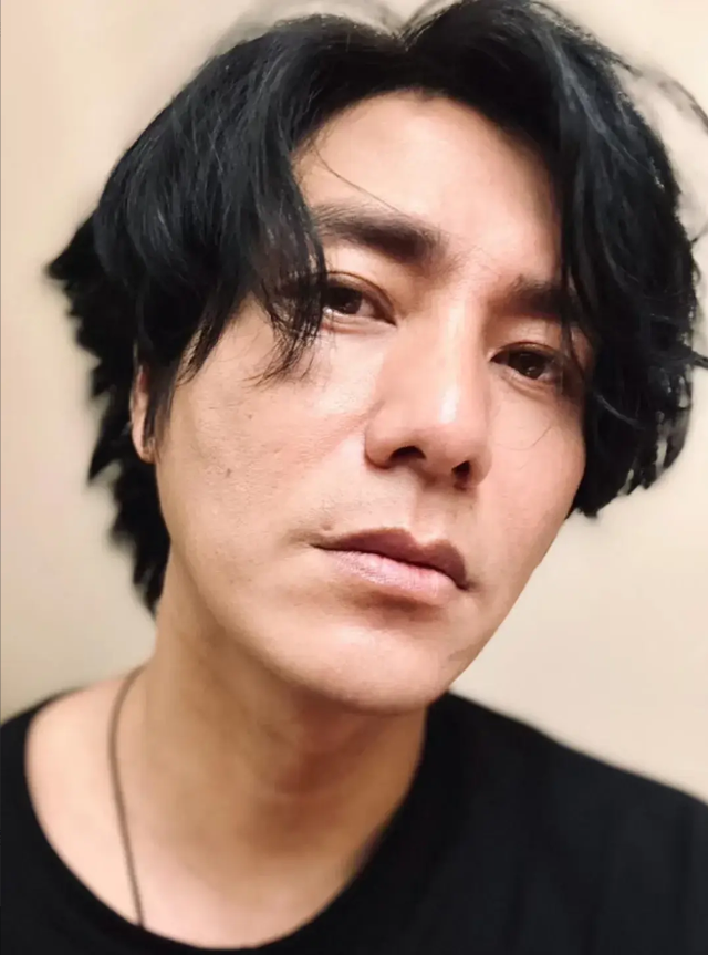 看了48岁陈坤和51岁辛柏青近照,才懂油腻和清爽的区别