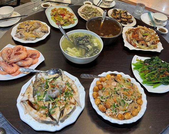 丈母娘去福建看女儿,吐槽亲家晚餐太抠门,结果发现小丑是自己