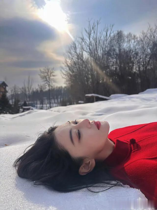 张予曦 红色和雪景更配哦 景美人更美