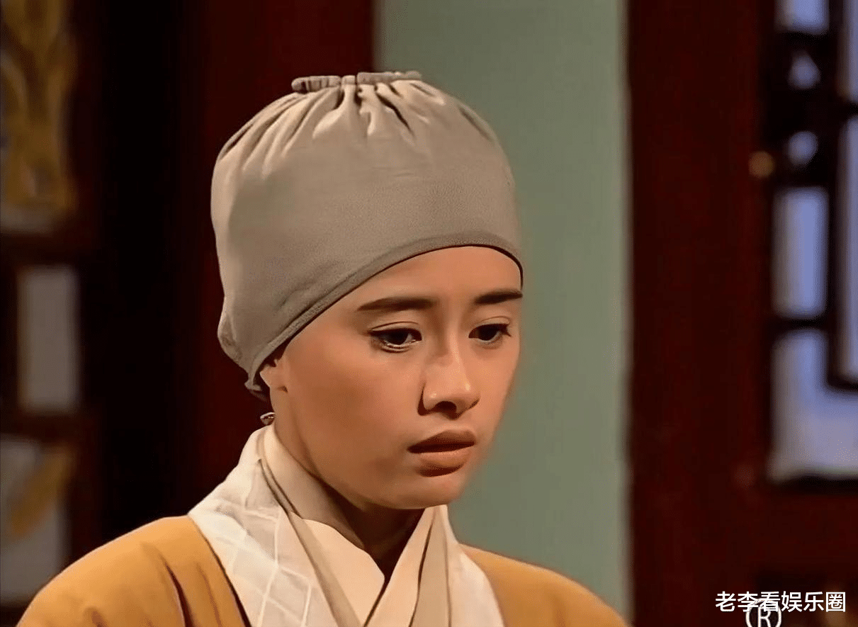 何美钿身穿肉丝踏春,同时期女星都做了奶奶,她还是清纯甜妹