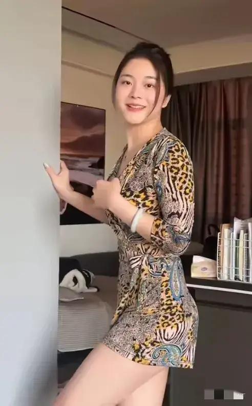 劳斯莱斯被撞，女车主老公穿豹纹裤衩，网友：看品味就不是普通人