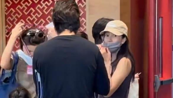 高圆圆带女儿参加开学典礼，5岁Rhea长高了，和妈妈穿同款衣服