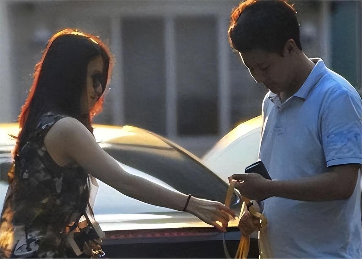 她和撒贝宁同居4年,却转身找了个富豪男友,现“沦落到”当网红