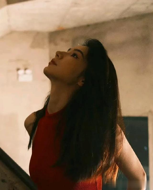 新疆维吾尔族的穆凯代斯，那种明媚大方、娇艳的美真的特别好看