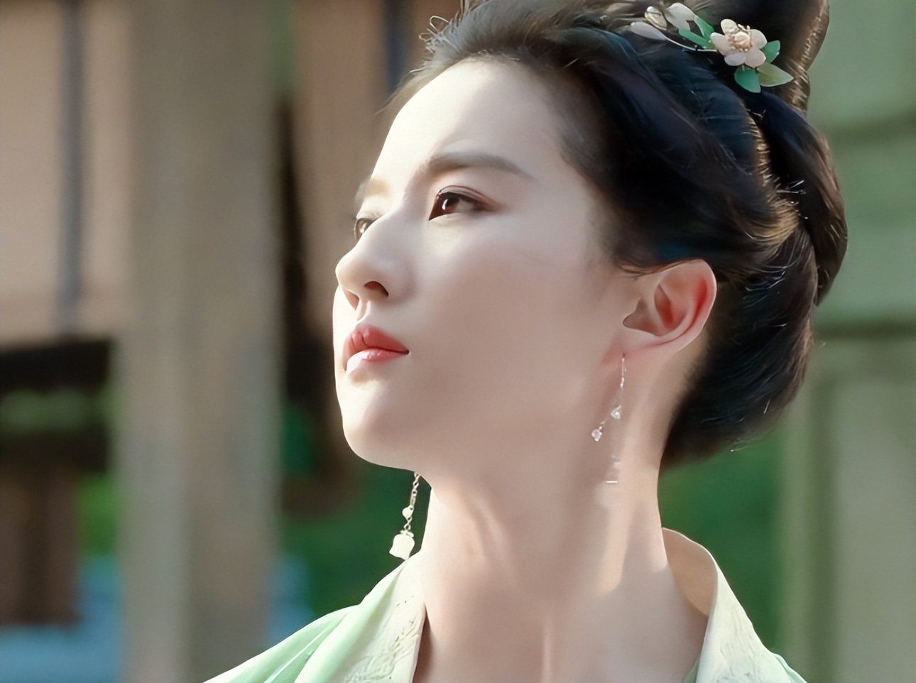 古装剧审美降级!赵丽颖遭群嘲,啥时候能再见“平平无奇”王祖贤