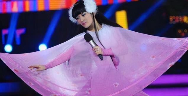 杨丽萍的外甥女，10年前在春晚一转成名的小彩旗，如今像换了个人