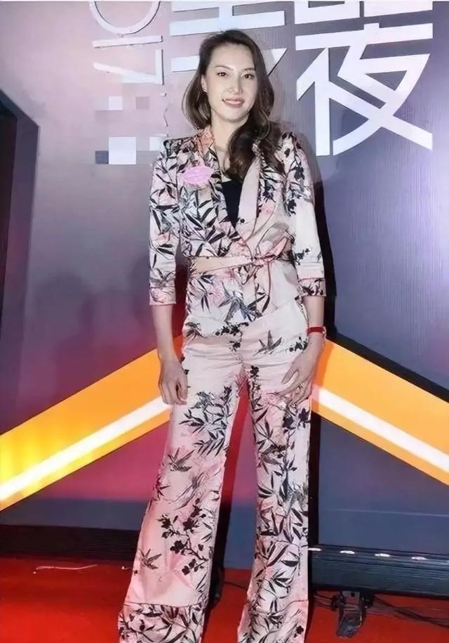 林丹能娶到谢杏芳真有眼光!穿睡衣风+西装阔腿裤,端庄又显气质