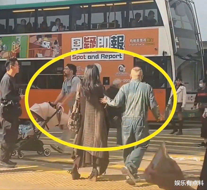 57岁周慧敏街头现身,因行动不便被扶,周围无路人围观令人意外!