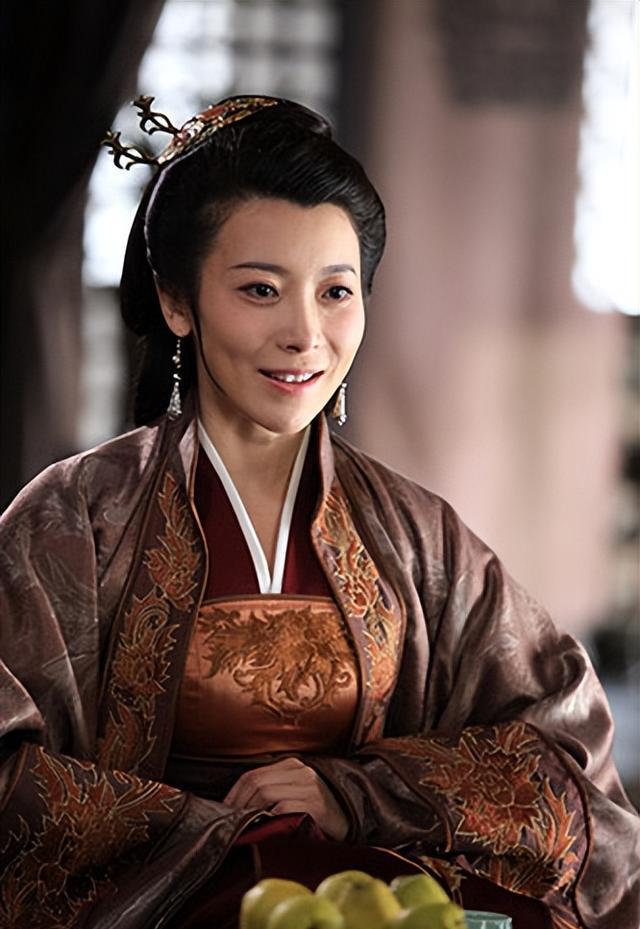 炸窝了！曝70来岁刘晓庆有很多个男友，聊天记录被流出，牵扯多人