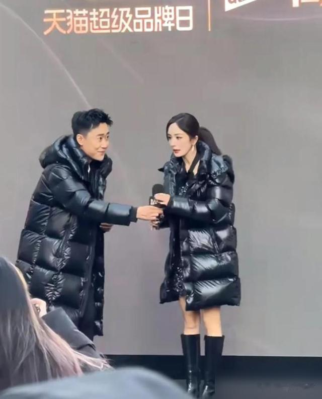 杨幂现身高梵品牌活动，并为其剪彩，穿羽绒服露腿真是美丽冻人