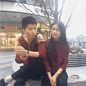 姑娘大意了，镜片里的反射被大家看得一清二楚，不觉得尴尬吗