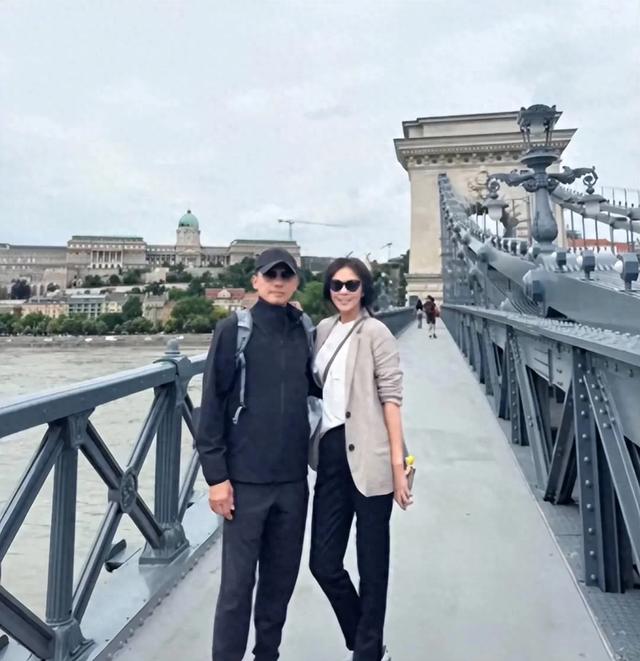 梁朝伟62岁大寿,与刘嘉玲牵手游布达佩斯,影帝头发全都白了