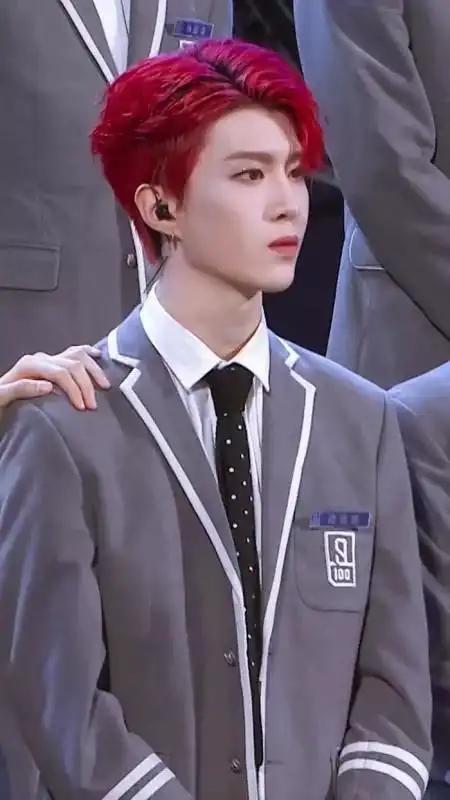 范丞丞遭全网质疑,一张照片成导火索,网友怒斥望人民日报发声!