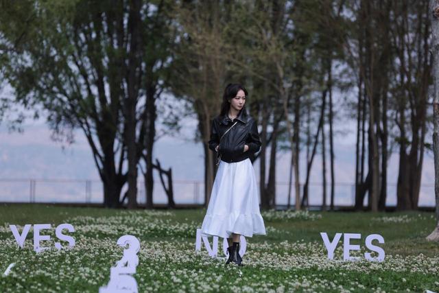 王珞丹穿皮衣配白裙子,优雅帅气