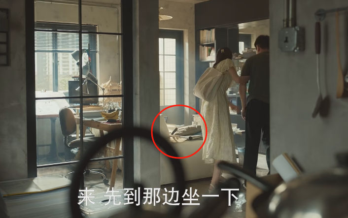 《玫瑰的故事》那么明显的穿帮镜头,竟没有剪掉,看着真是一脸懵