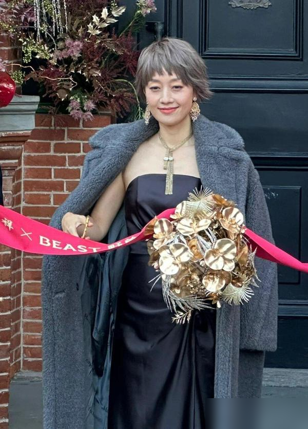 被马伊琍惊艳了!剪了新发型,穿羊羔毛大衣加抹胸裙,美出国际范