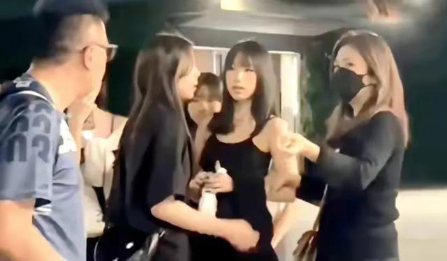 汪希玥被人同情,无法跟许曦恩一起看演唱会,要跟汪希箖在家睡觉