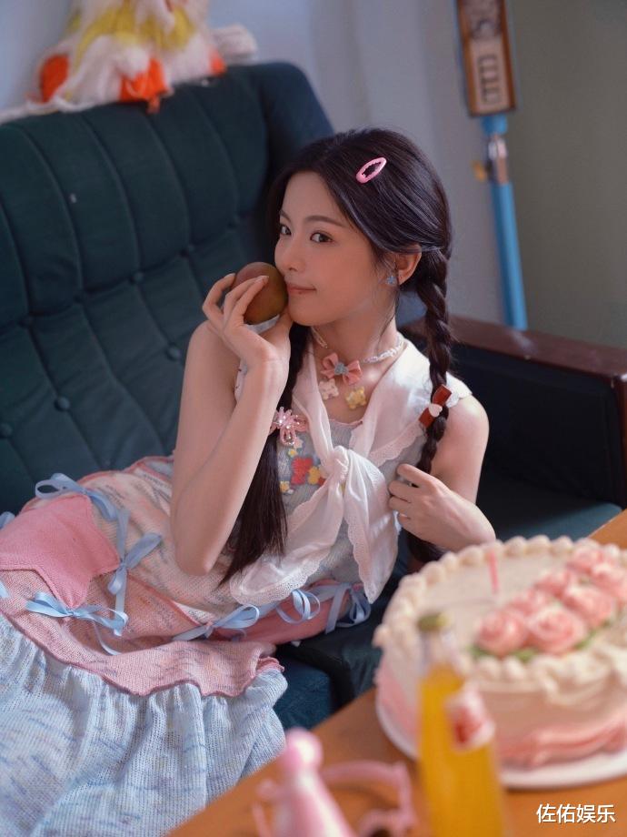 杨超越晒照庆26岁生日,扎双马尾清纯甜美如初恋,复古画风惹人爱