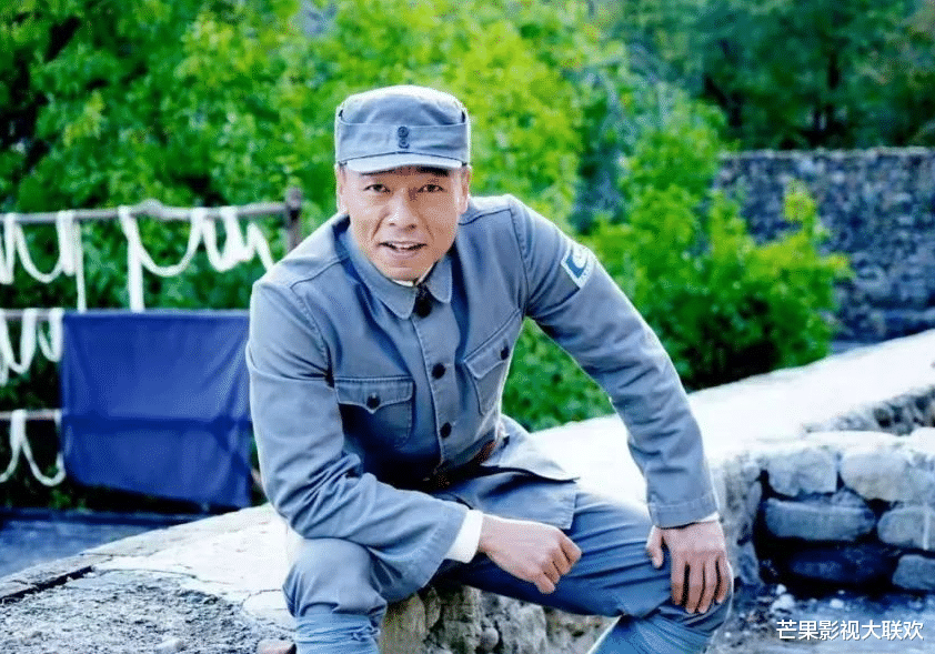 王挺：为父母离异落泪，帮爸爸还掉千万巨债后，40岁才与家人和解