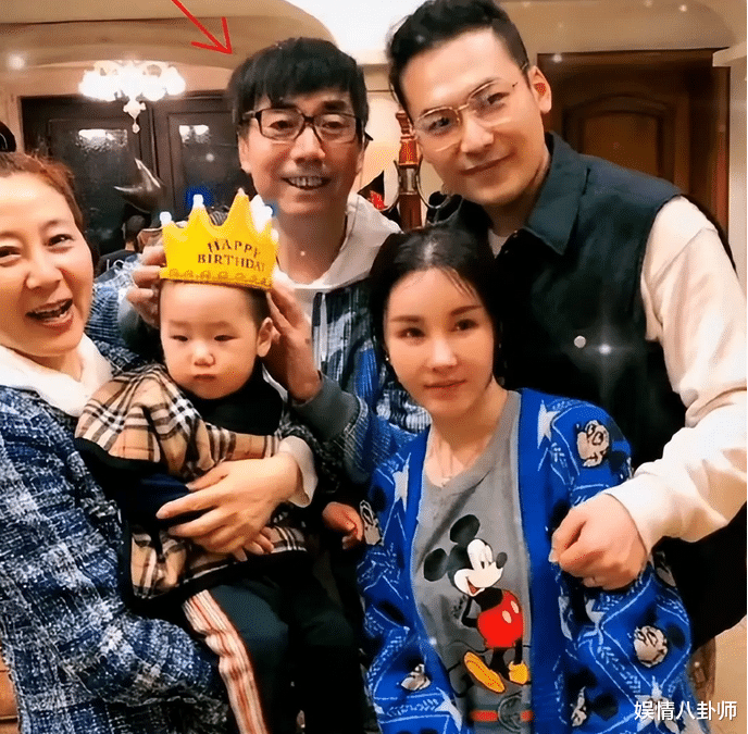 演员范明全家合照曝出！继子长相英俊，24岁女儿颜值普通却才华横溢