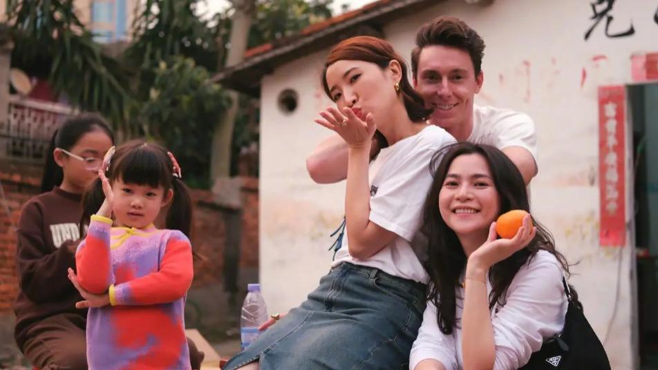 陈赫前妻许婧回福建探亲，洋男友高大帅气，坐大腿合影很甜蜜