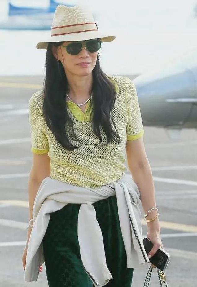 55岁邓文迪携男友亮相，依偎在小26岁的小鲜肉怀中，嫩的像少女