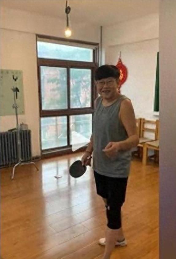 明星侯祥:9岁停止发育,36岁身高不到1米6,与妻子同框像母子