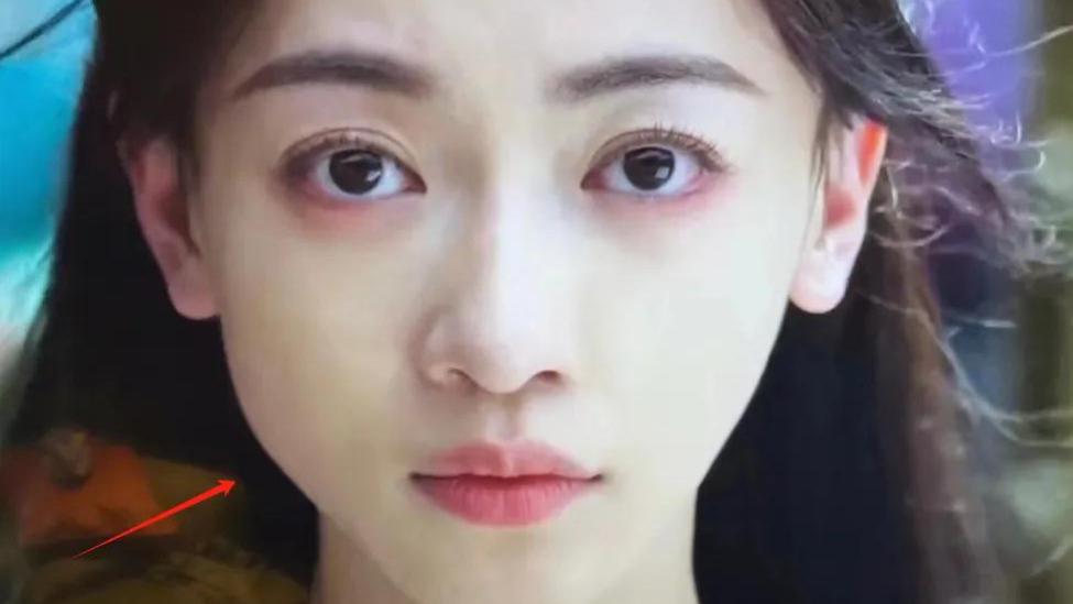 女星吴谨言被质疑催吐，脖子凸起疑似催吐包，生图瘦到脸都垮了