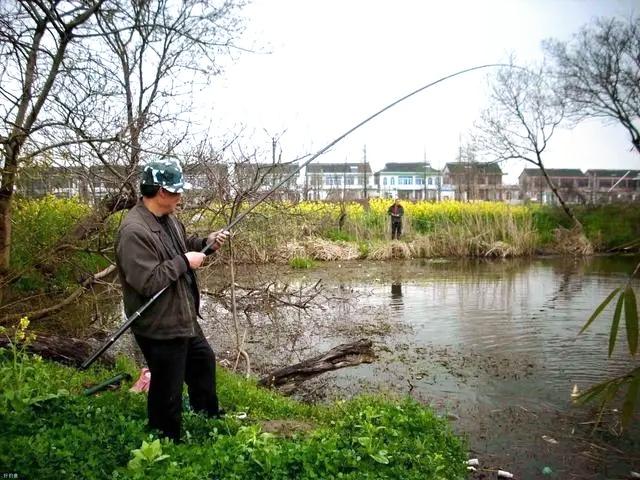 传统钓落伍钓不到鱼？错！学会这六个经验，从此钓鱼只带一根竿