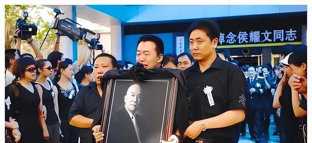 相声大师侯耀文离世 13 年,被\侄儿\戴志诚撬走的娇妻,现在怎么样