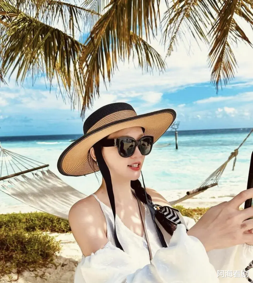 陈乔恩晒游玩美照：穿扮精致时尚，细如竹竿腿抢镜，46岁似26