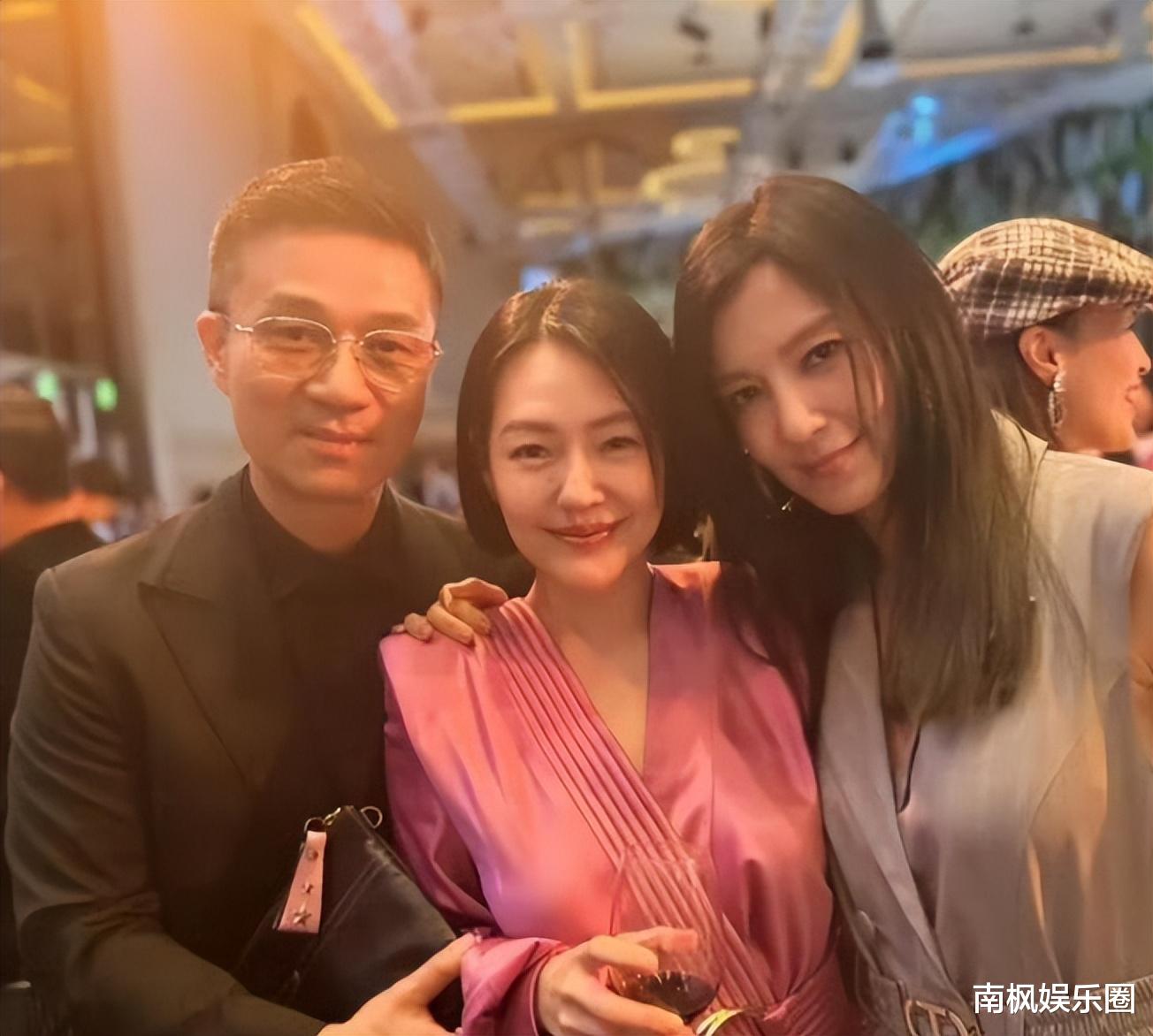 萧敬腾婚礼：贾静雯露肩，小S露腿，都败给了“全裹”出镜的舒淇