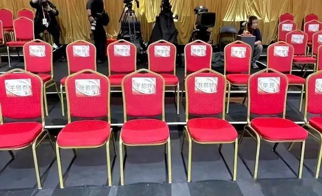 金鹰奖：李沁获大鸡腿，何炅对吴越祝福成反讽，高叶获奖人很懵！