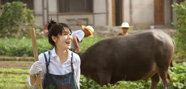 刘若英出国旅游被偶遇,55岁满脸皱纹,但没有整容很自然的漂亮