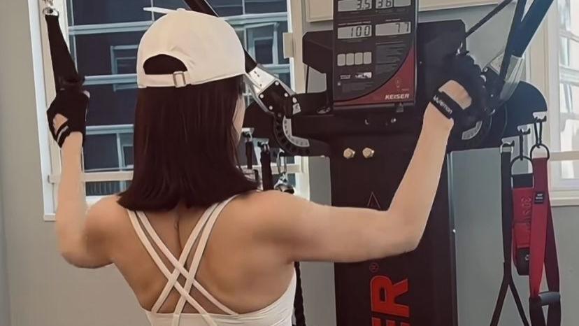 49岁佘诗曼穿背心健身，四肢纤细线条优美，网友：这身材无敌了